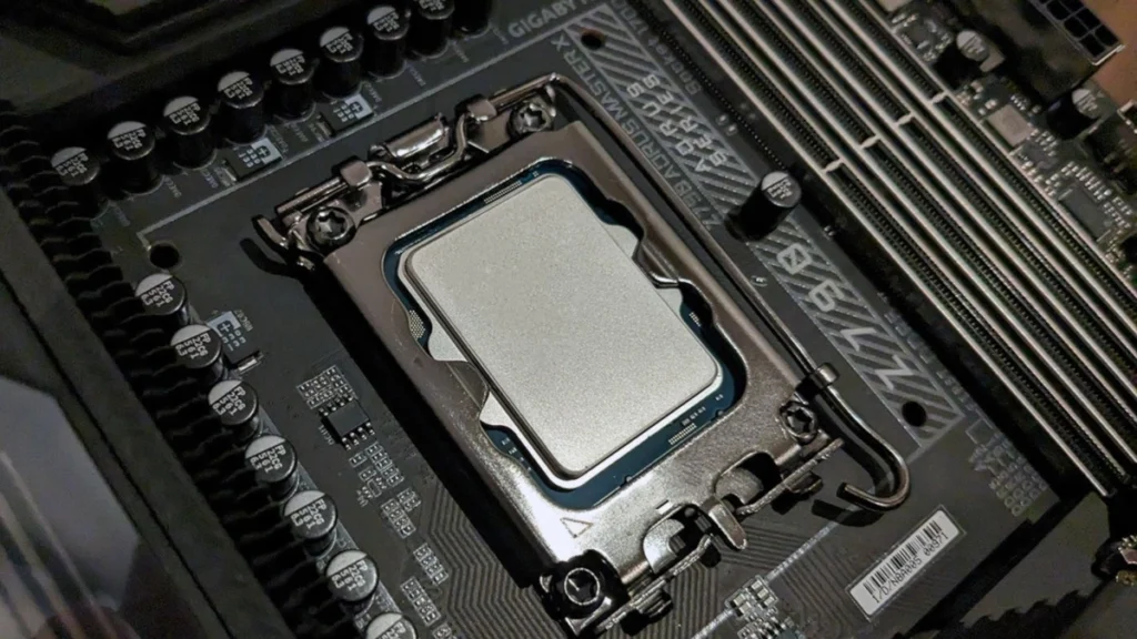Pokaż kotku, co masz w środku. Tak wygląda Intel Core Ultra 9 285K bez IHS