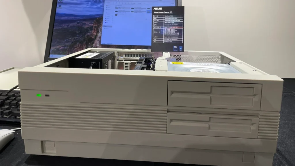 Obudowa w starym stylu. Beżowy kolor i miejsce na dyskietki