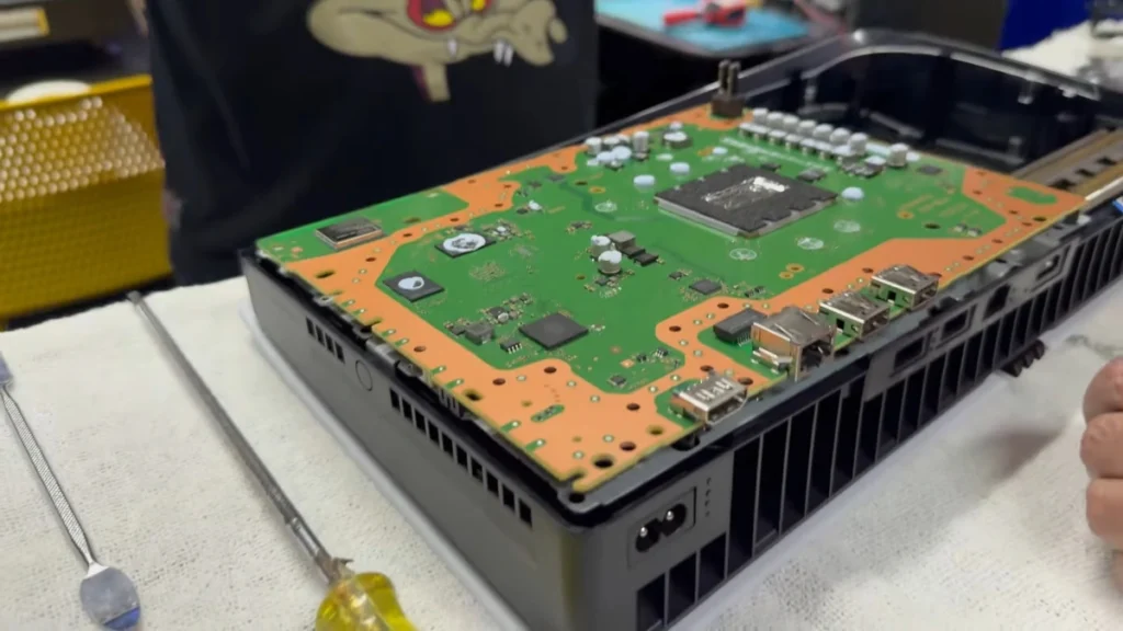 Sony PlayStation 5 Pro od środka. Widać sporą poprawę