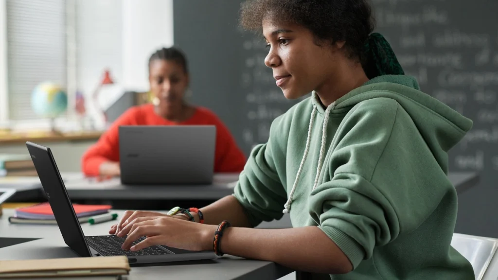To jedne z najtańszych laptopów na rynku. Oferują aż 15 godzin pracy