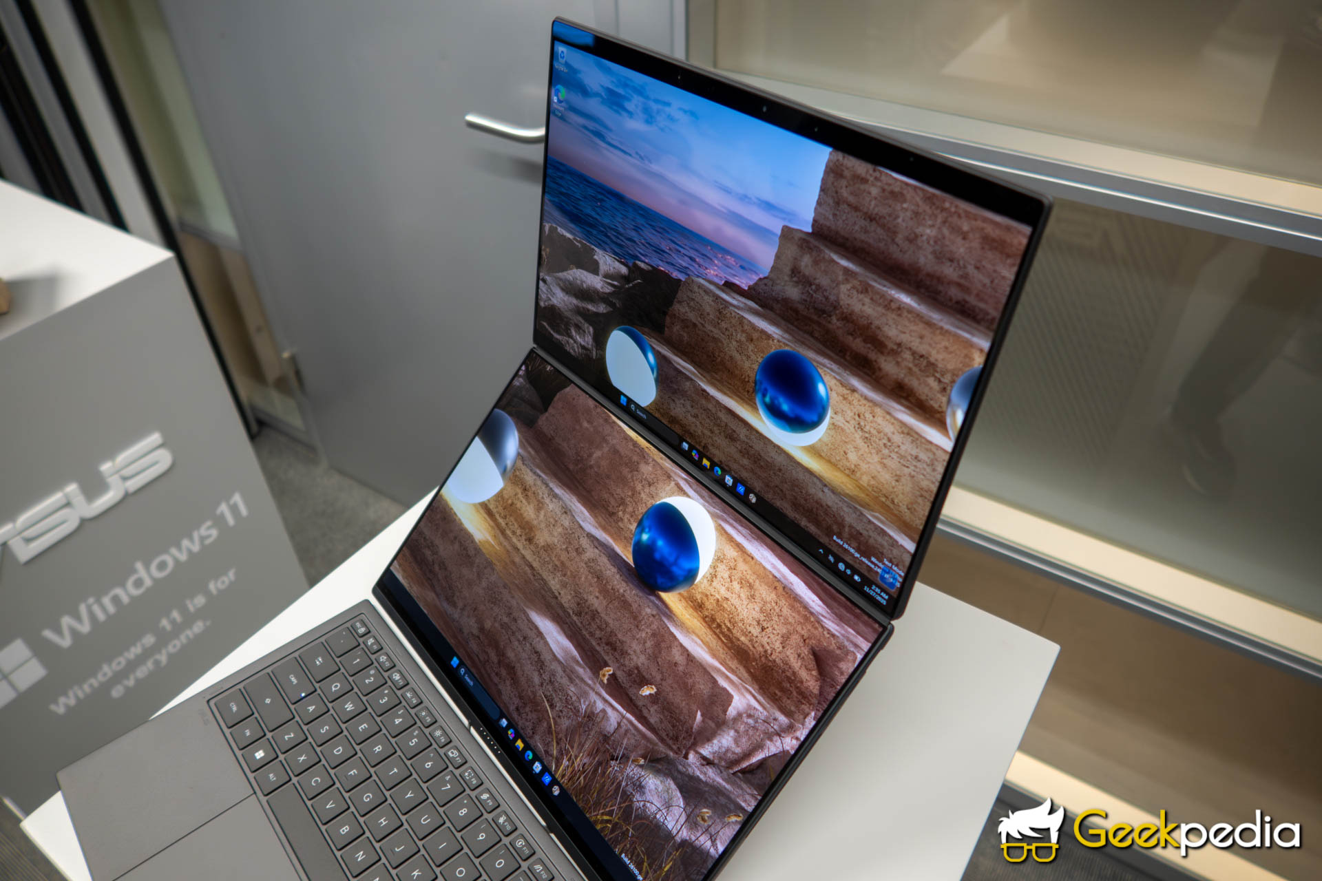 To jedyny taki laptop na rynku. Dwa ekrany i Intel Panther Lake na pokładzie