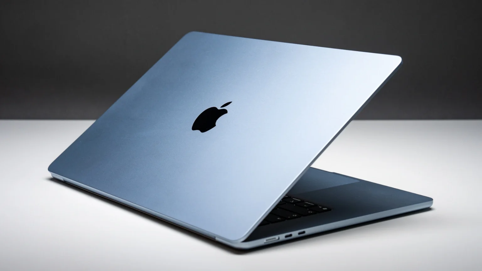 Apple ma problem. Najpopularniejszy MacBook znika ze sklepów